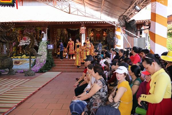 Nhã Phương mặc áo đen che dáng khi đến dâng hương đền thờ Tổ của Hoài Linh-6