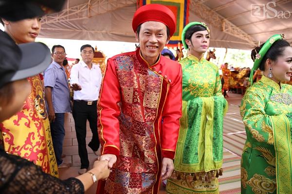 Nhã Phương mặc áo đen che dáng khi đến dâng hương đền thờ Tổ của Hoài Linh-9