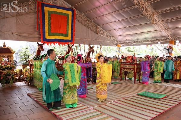 Nhã Phương mặc áo đen che dáng khi đến dâng hương đền thờ Tổ của Hoài Linh-10