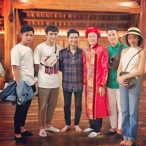 Nhã Phương mặc áo đen che dáng khi đến dâng hương đền thờ Tổ của Hoài Linh-12