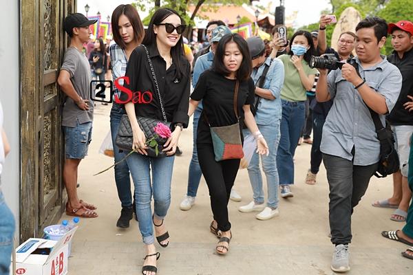 Nhã Phương mặc áo đen che dáng khi đến dâng hương đền thờ Tổ của Hoài Linh-5