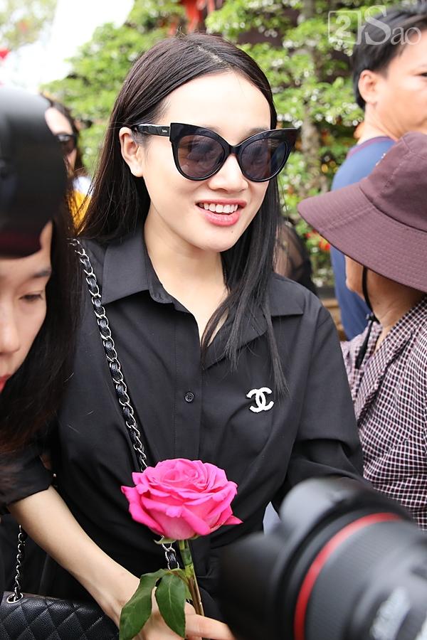 Nhã Phương mặc áo đen che dáng khi đến dâng hương đền thờ Tổ của Hoài Linh-1