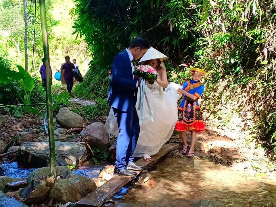 Cô dâu 61 tuổi lội suối, băng rừng về nhà chồng-3