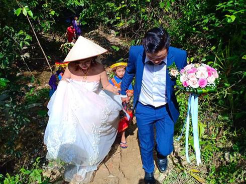 Cô dâu 61 tuổi lội suối, băng rừng về nhà chồng