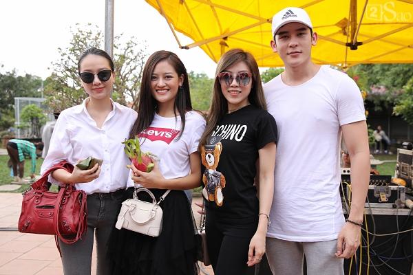 Nhã Phương mặc áo đen che dáng khi đến dâng hương đền thờ Tổ của Hoài Linh-19