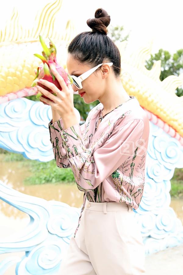 Nhã Phương mặc áo đen che dáng khi đến dâng hương đền thờ Tổ của Hoài Linh-20