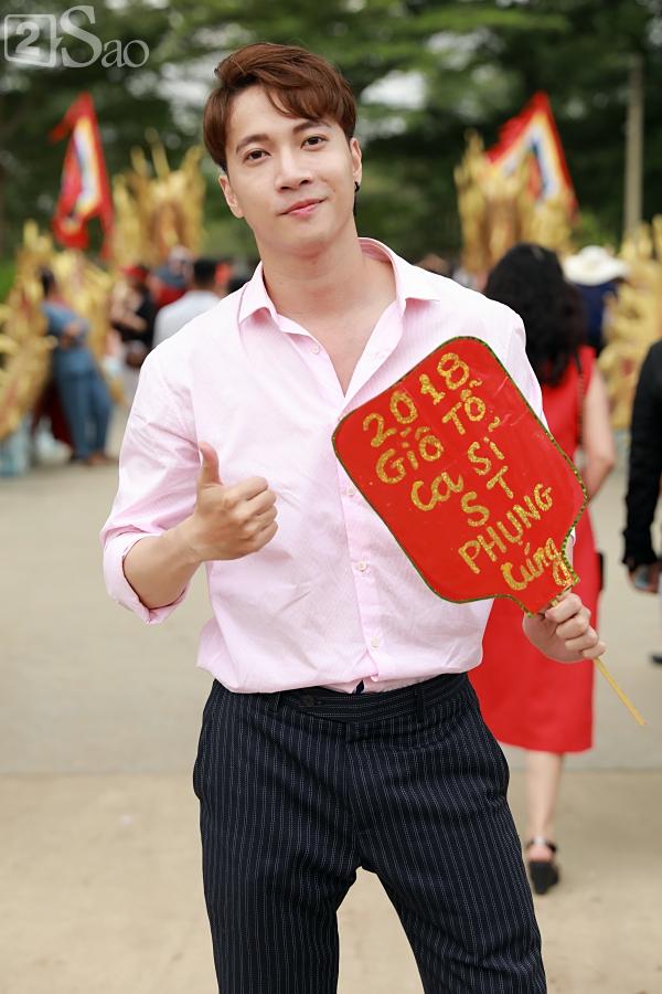 Nhã Phương mặc áo đen che dáng khi đến dâng hương đền thờ Tổ của Hoài Linh-21