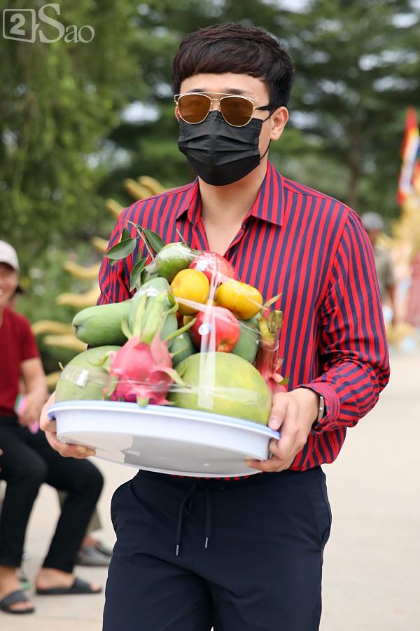 Nhã Phương mặc áo đen che dáng khi đến dâng hương đền thờ Tổ của Hoài Linh-22