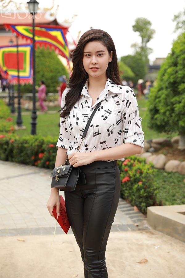 Nhã Phương mặc áo đen che dáng khi đến dâng hương đền thờ Tổ của Hoài Linh-23