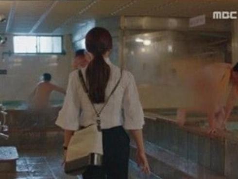 Đài truyền hình xin lỗi về cảnh phụ nữ vào nhà tắm nam