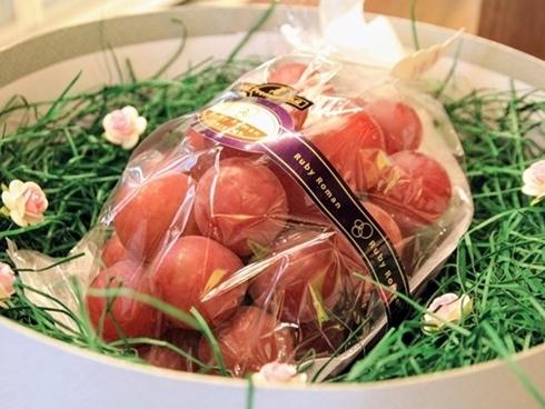 Nho 11 triệu đồng/chùm, dưa hấu 4 triệu/quả vẫn hút giới nhà giàu Việt