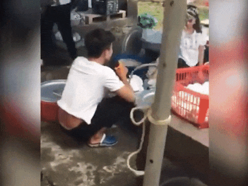 Chú rể vác loa đài ra sân ngồi hát 'Vợ tuyệt vời nhất' cổ vũ cô dâu rửa bát gây xôn xao