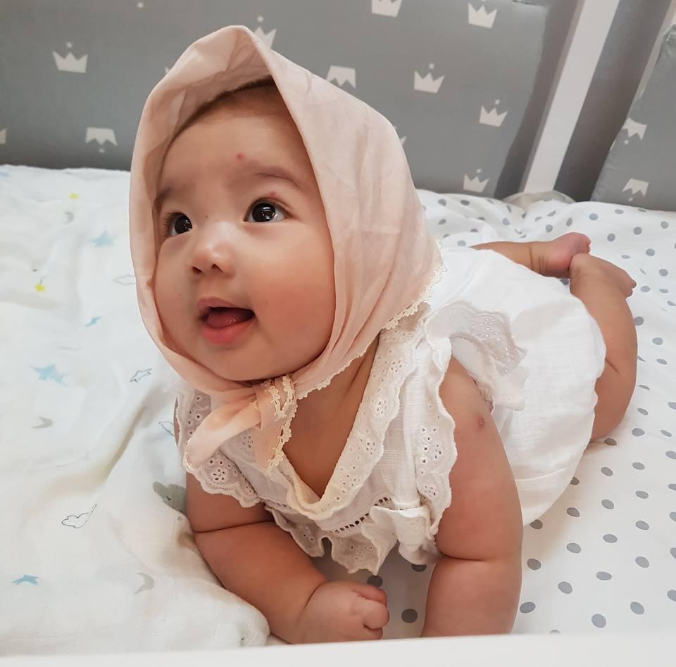Lần hiếm hoi hotgirl Tú Linh công khai ảnh cận mặt tiểu công chúa 4 tháng tuổi-1