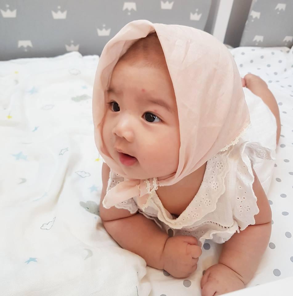 Lần hiếm hoi hotgirl Tú Linh công khai ảnh cận mặt tiểu công chúa 4 tháng tuổi-5