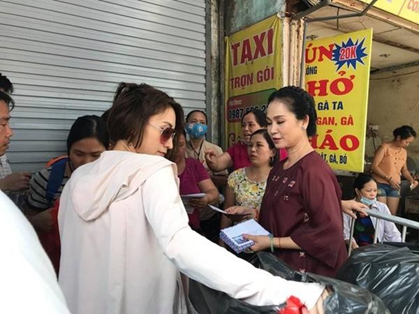 NSND Lan Hương đến ủng hộ nạn nhân vụ cháy ở Đê La Thành, trao số tiền lớn-2