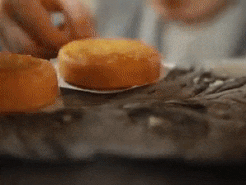 'Thánh ăn công sở' khiến người nhìn 'rớt nước miếng' với tài nướng bánh trung thu bằng xi măng