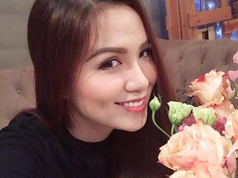 Hoa hậu Diễm Hương xin lỗi NTK vì lấy váy mượn cho người khác mặc-3