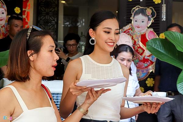 Gia đình đãi tiệc mừng đón Hoa hậu Trần Tiểu Vy ở phố cổ Hội An-1