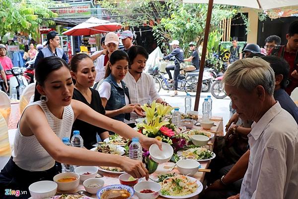 Gia đình đãi tiệc mừng đón Hoa hậu Trần Tiểu Vy ở phố cổ Hội An-2