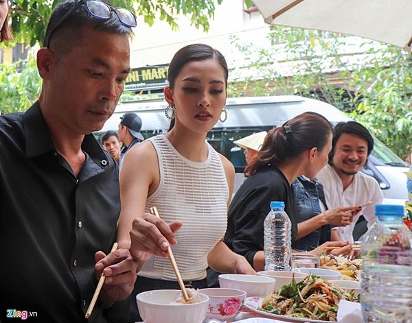 Gia đình đãi tiệc mừng đón Hoa hậu Trần Tiểu Vy ở phố cổ Hội An-3