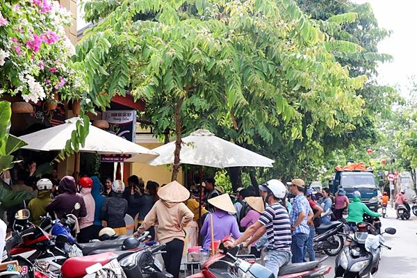 Gia đình đãi tiệc mừng đón Hoa hậu Trần Tiểu Vy ở phố cổ Hội An-4