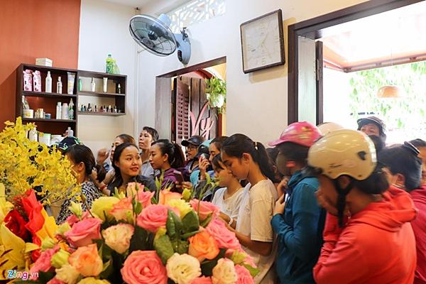 Gia đình đãi tiệc mừng đón Hoa hậu Trần Tiểu Vy ở phố cổ Hội An-6