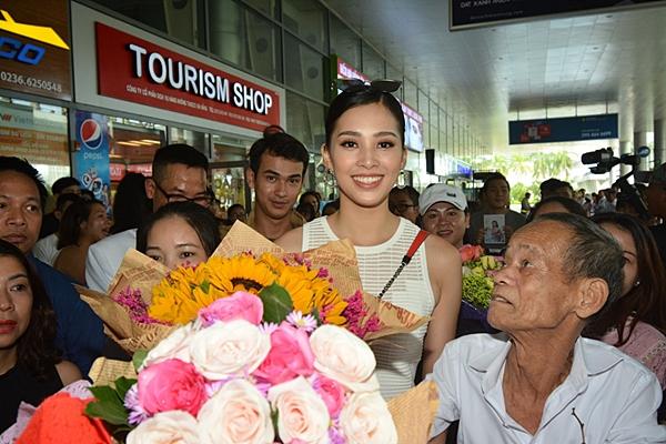 Gia đình đãi tiệc mừng đón Hoa hậu Trần Tiểu Vy ở phố cổ Hội An-8