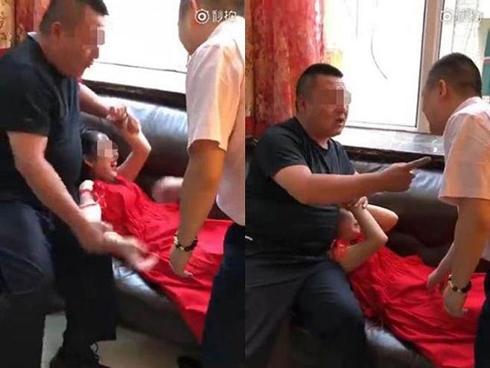 Dàn phù dâu mặc áo choàng tắm mong manh gây sốt mạng xã hội-4