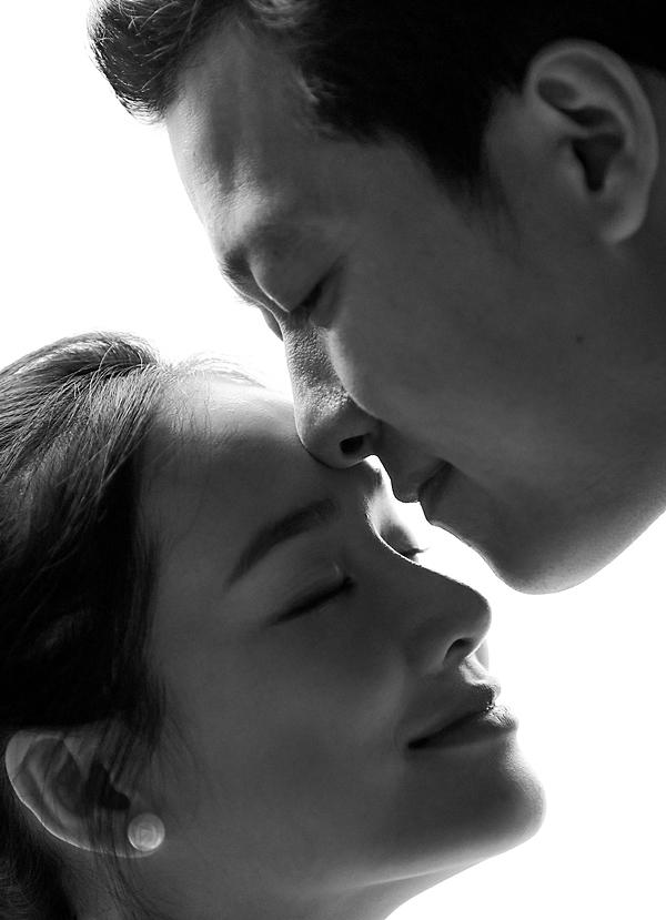 Trường Giang Nhã Phương mang dép tổ ong chụp hình cưới-10