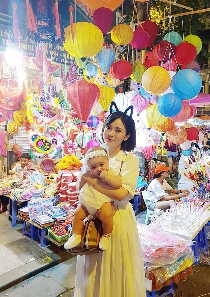 BB Trần khoe vẻ cool ngầu cùng thần thái đi chợ sang chảnh-5