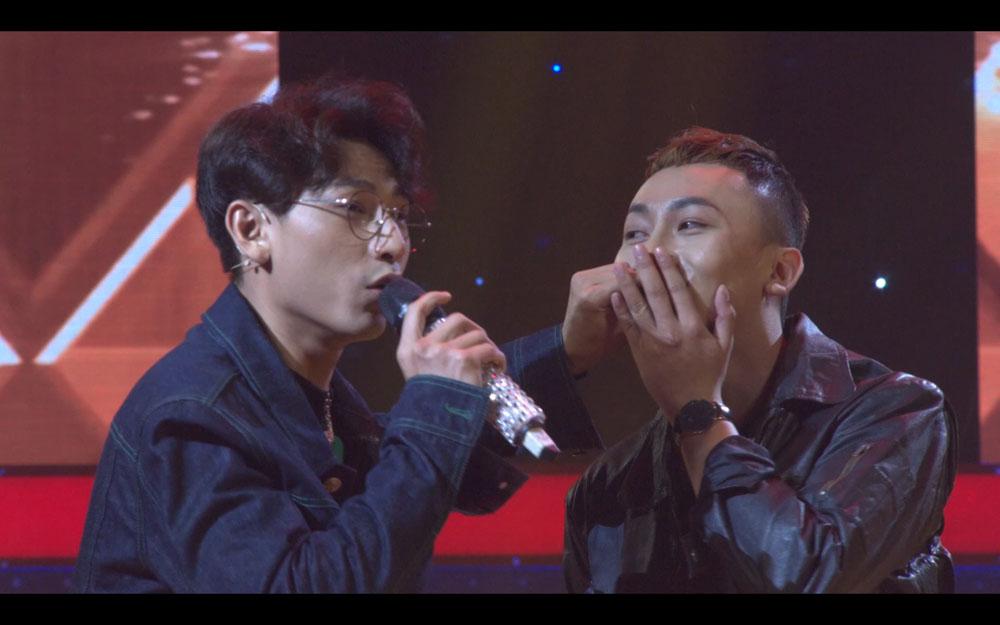 Choáng váng trước cảnh Isaac khóa môi nam thí sinh ngay trên sân khấu-3