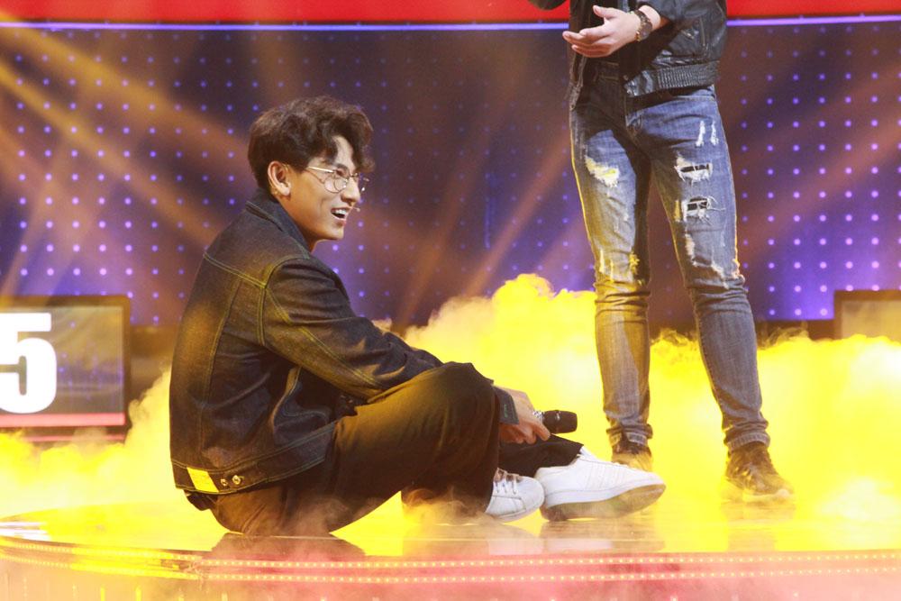 Choáng váng trước cảnh Isaac khóa môi nam thí sinh ngay trên sân khấu-4