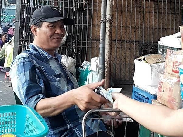 Vì sao tiểu thương chợ Long Biên phải è cổ nộp trăm triệu bảo kê?-6