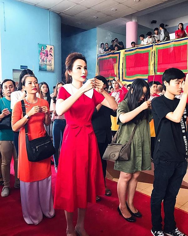 Hoa hậu Diễm Hương gây chú ý vì gương mặt khác lạ so với khi mới đăng quang-1