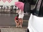 Cô gái bắt mẹ cúi xuống lau giày giữa trời mưa bị dân mạng 'ném đá' dữ dội