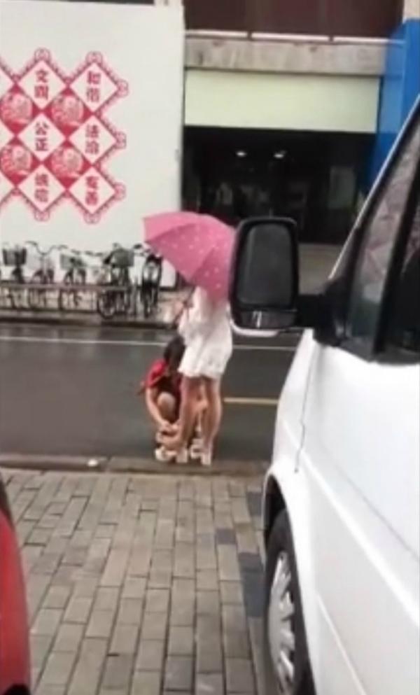 Cô gái bắt mẹ cúi xuống lau giày giữa trời mưa bị dân mạng ném đá dữ dội-1
