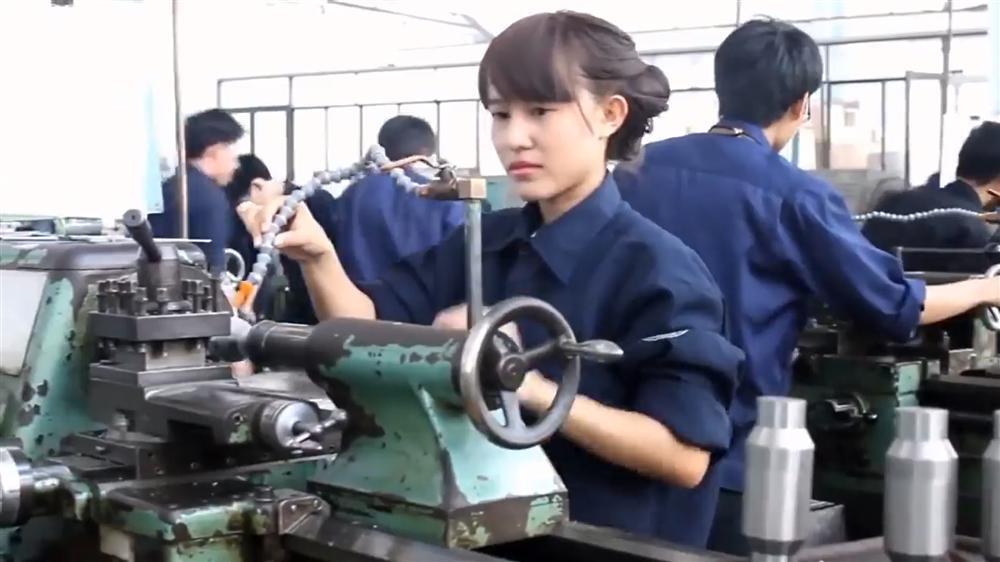 Thật bất ngờ trước danh tính nữ sinh cực HOT trong clip Con gái kỹ thuật không hề khô khan-1