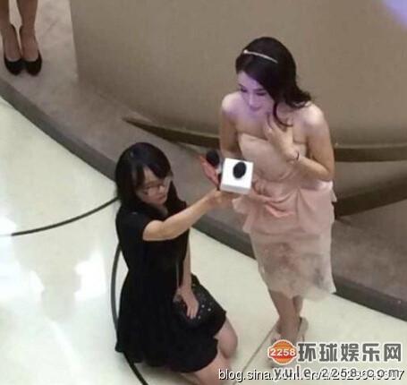 Sau Phú Sát Hoàng Hậu, đến lượt Nhàn Phi Xa Thi Mạn bị chỉ trích vì để trợ lý quỳ gối che ô-7