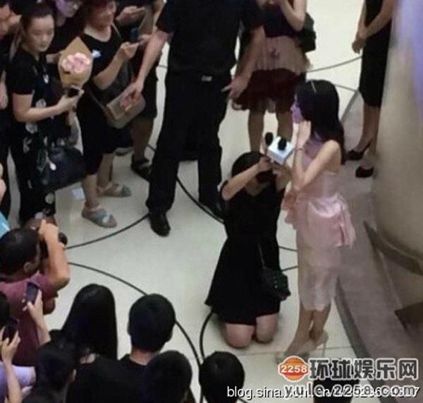 Sau Phú Sát Hoàng Hậu, đến lượt Nhàn Phi Xa Thi Mạn bị chỉ trích vì để trợ lý quỳ gối che ô-8