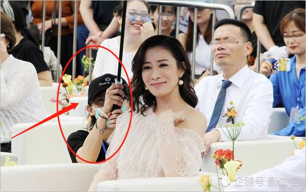 Sau Phú Sát Hoàng Hậu, đến lượt Nhàn Phi Xa Thi Mạn bị chỉ trích vì để trợ lý quỳ gối che ô-3