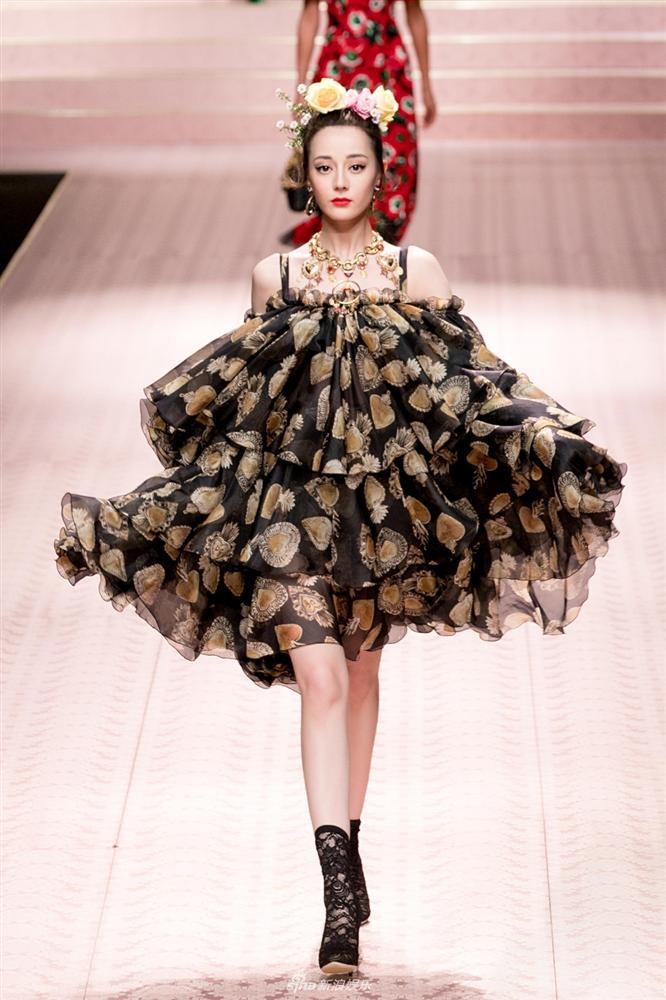 Địch Lệ Nhiệt Ba, Jessica bị chê kém sắc khi đứng chung khung hình với mỹ nhân Thái Lan Mai Davika-2