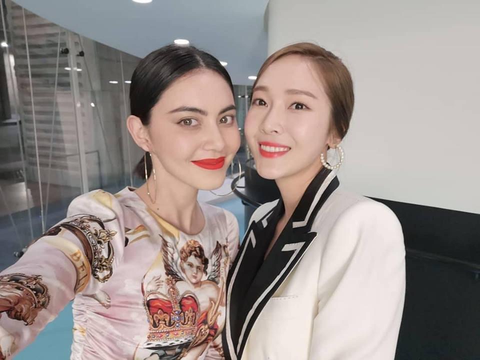 Địch Lệ Nhiệt Ba, Jessica bị chê kém sắc khi đứng chung khung hình với mỹ nhân Thái Lan Mai Davika-10