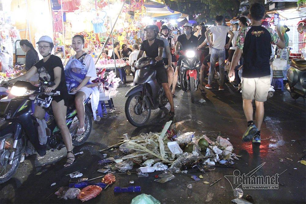 Hà Nội: Cảnh khó tin dưới mũi giày hotgirl lượn Trung thu phố cổ-11