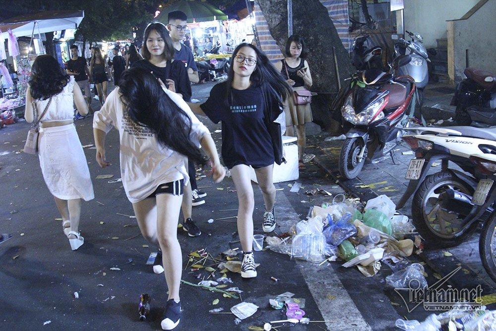 Hà Nội: Cảnh khó tin dưới mũi giày hotgirl lượn Trung thu phố cổ-13