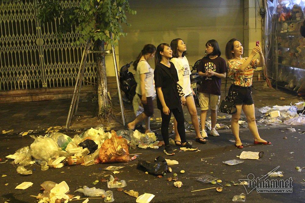 Hà Nội: Cảnh khó tin dưới mũi giày hotgirl lượn Trung thu phố cổ-15