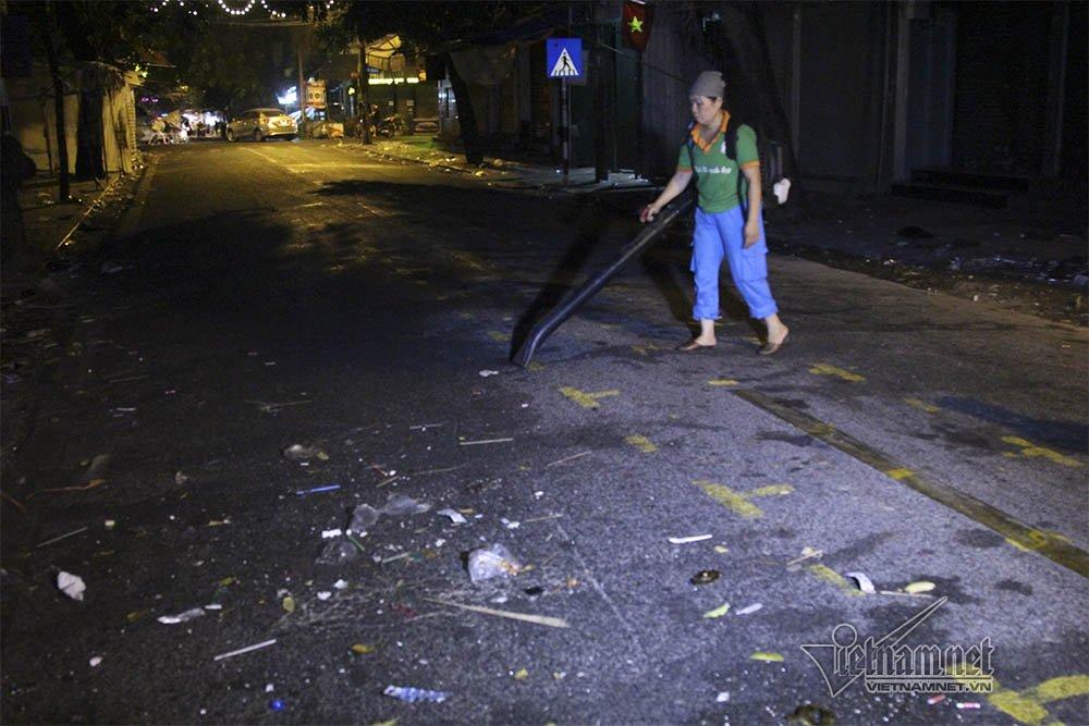 Hà Nội: Cảnh khó tin dưới mũi giày hotgirl lượn Trung thu phố cổ-17