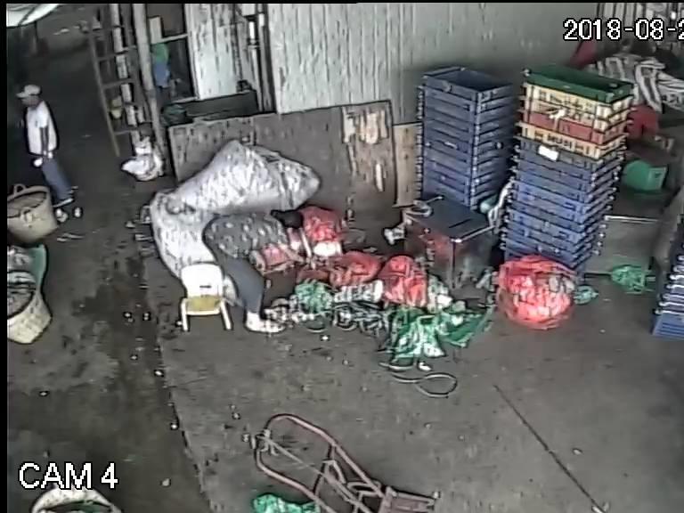 Vụ bảo kê ở chợ Long Biên: Tận thu cả mặt bể nước cứu hỏa-4