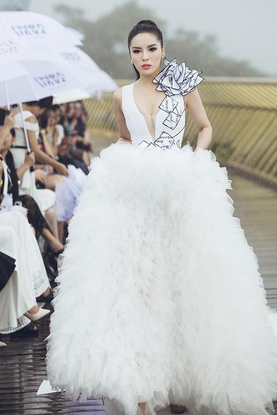 Căng rồi đây: Lan Khuê đụng hàng với Kỳ Duyên nhưng bị dìm hàng thê thảm với mái tóc chổi xể-4