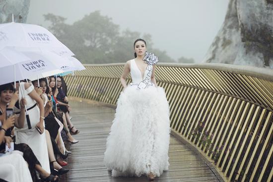 Căng rồi đây: Lan Khuê đụng hàng với Kỳ Duyên nhưng bị dìm hàng thê thảm với mái tóc chổi xể-5