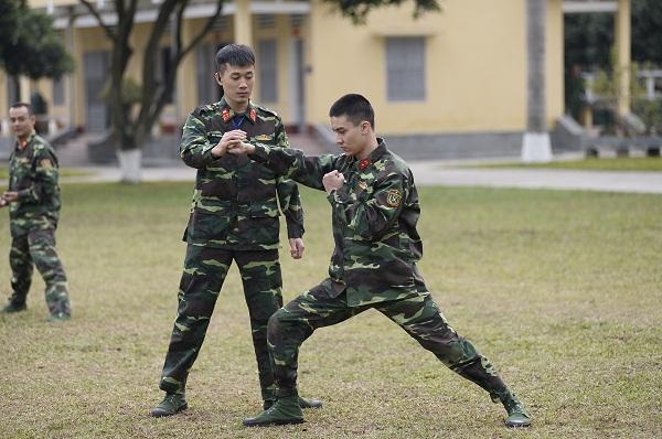 Cười lộn ruột xem Dũng Bino và Ưng Đại Vệ huấn luyện võ thuật trong quân ngũ-6